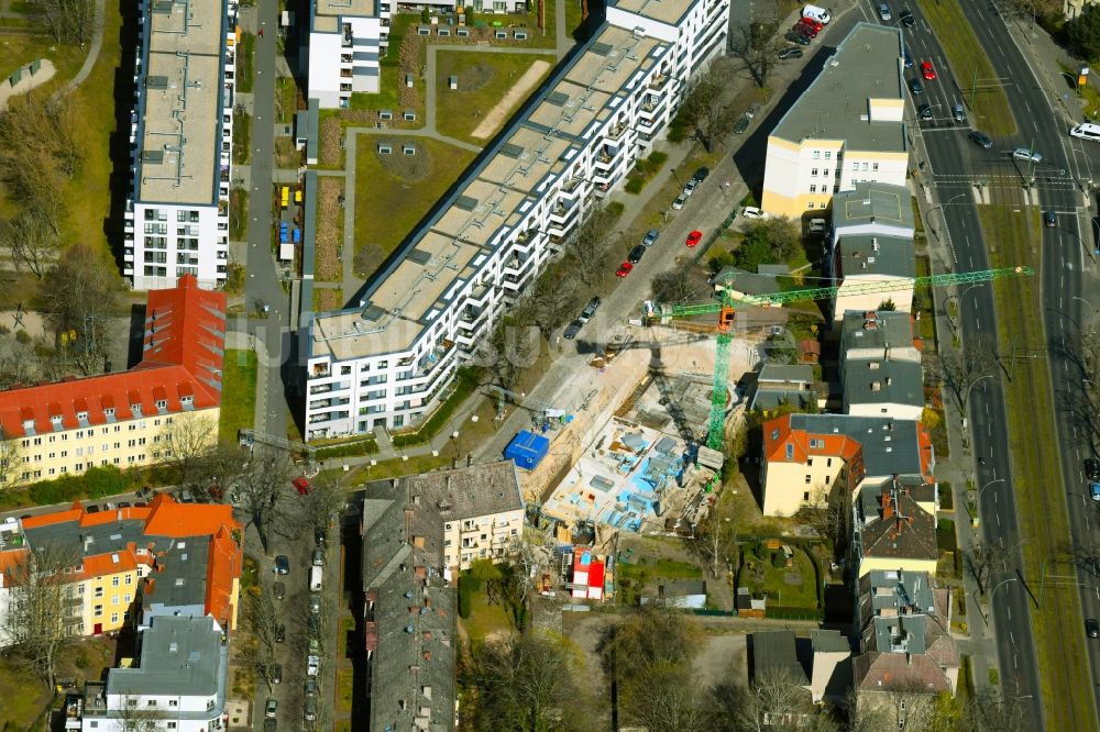 Berlin von oben - Baustelle zum Neubau eines Wohnhauses des Bauprojekts KARL IM GLÜCK an der Hönower Straße im Ortsteil Karlshorst in Berlin, Deutschland