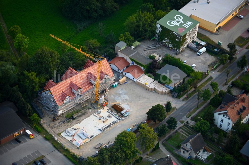 Altlandsberg von oben - Baustelle zum Neubau eines Wohnhauses an der Berliner Allee in Altlandsberg im Bundesland Brandenburg, Deutschland