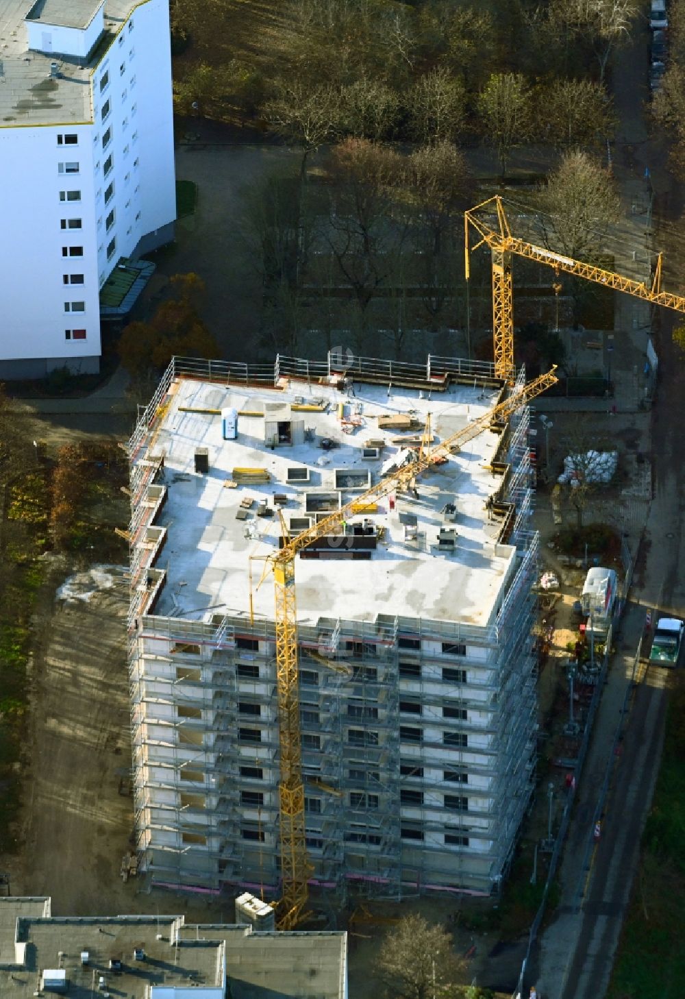 Luftaufnahme Berlin - Baustelle zum Neubau eines Wohnhauses am Bruchstückengraben in Berlin, Deutschland