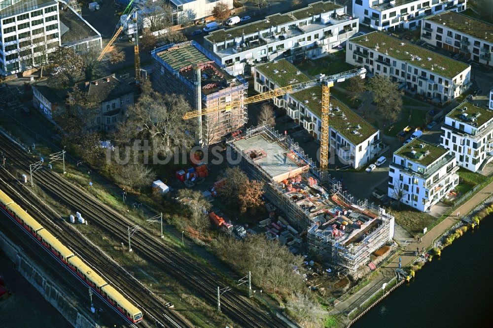 Luftbild Berlin - Baustelle zum Neubau eines Wohnhauses am Dora-Benjamin-Park und der Spree im Ortsteil Friedrichshain in Berlin, Deutschland