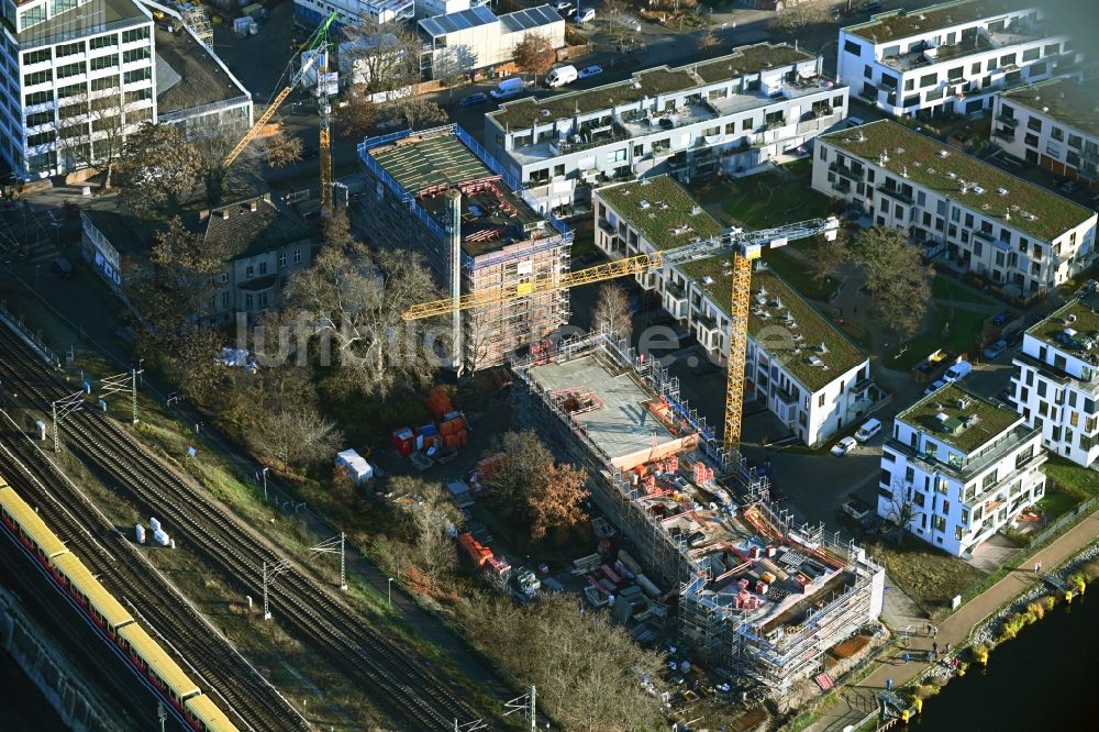 Luftaufnahme Berlin - Baustelle zum Neubau eines Wohnhauses am Dora-Benjamin-Park und der Spree im Ortsteil Friedrichshain in Berlin, Deutschland