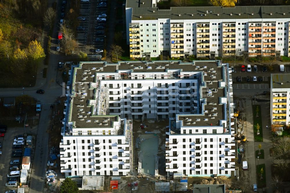 Berlin aus der Vogelperspektive: Baustelle zum Neubau eines Wohnhauses Eichhorst14 im Ortsteil Marzahn in Berlin, Deutschland