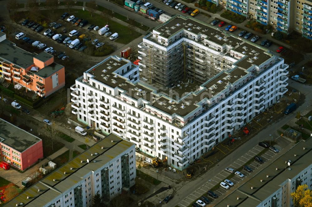Luftbild Berlin - Baustelle zum Neubau eines Wohnhauses Eichhorst14 im Ortsteil Marzahn in Berlin, Deutschland