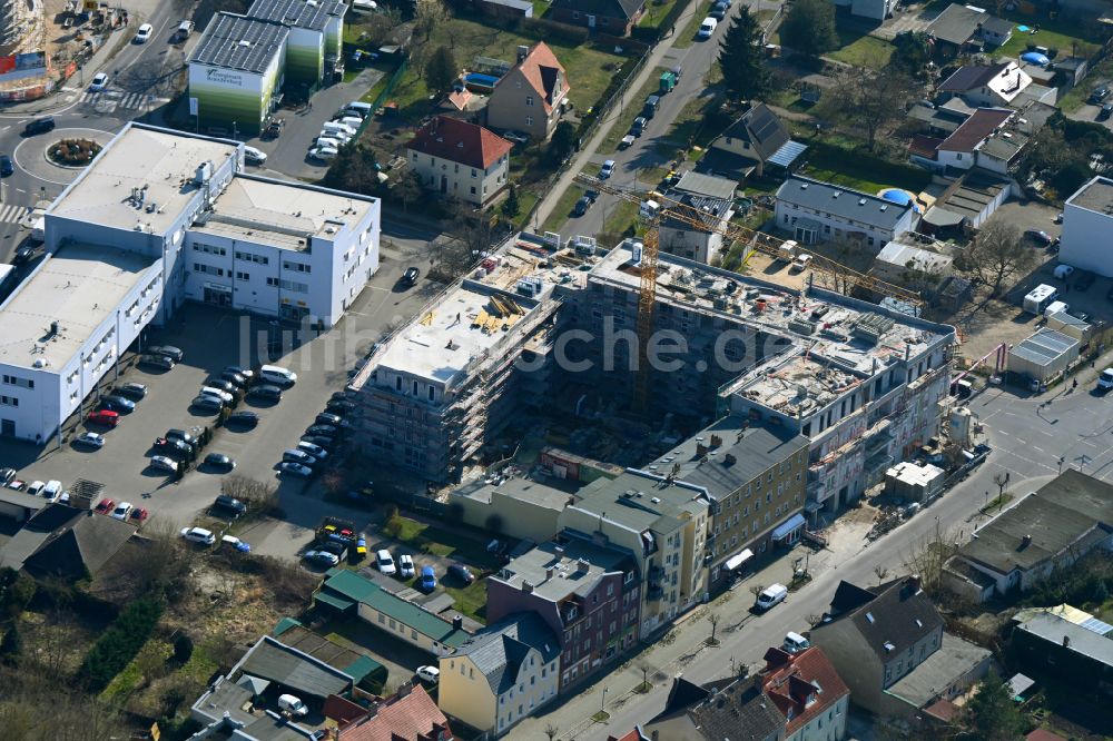 Falkensee aus der Vogelperspektive: Baustelle zum Neubau eines Wohnhauses in Falkensee im Bundesland Brandenburg, Deutschland