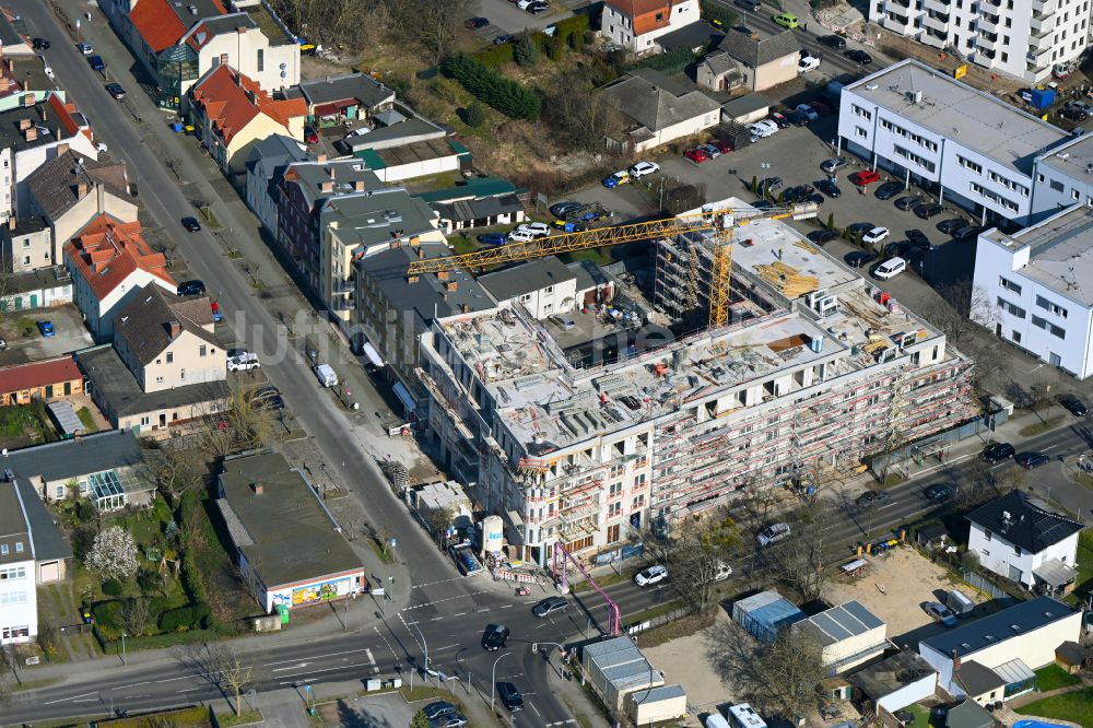 Luftaufnahme Falkensee - Baustelle zum Neubau eines Wohnhauses in Falkensee im Bundesland Brandenburg, Deutschland