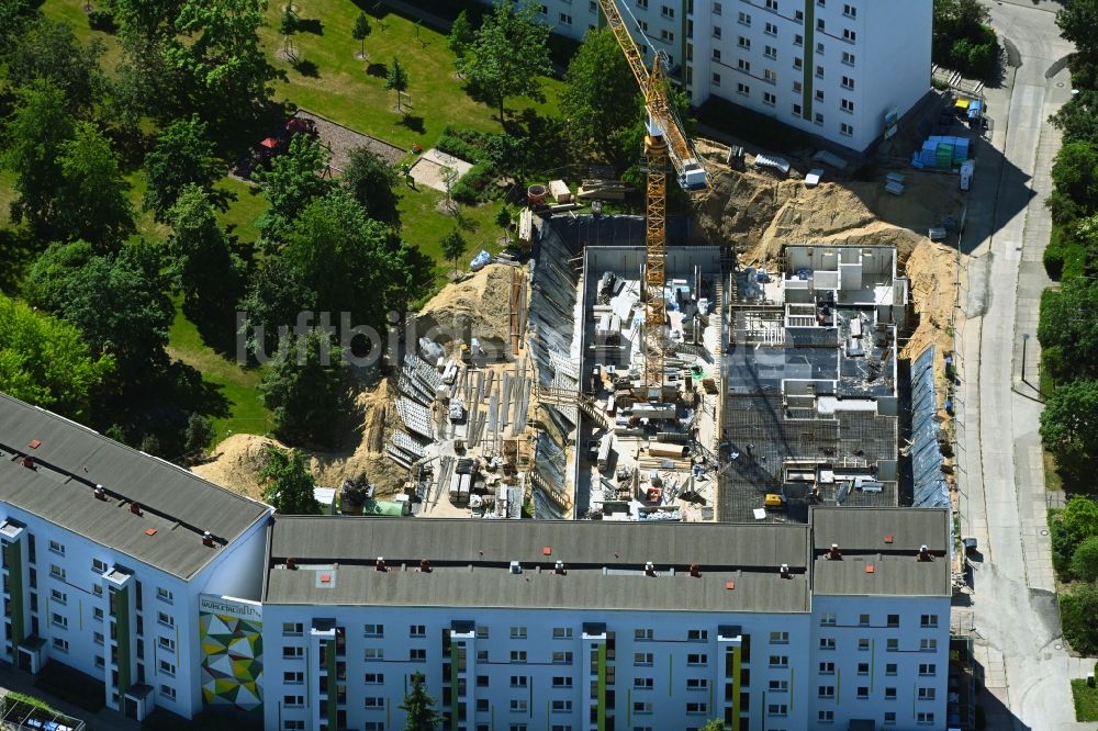 Berlin von oben - Baustelle zum Neubau eines Wohnhauses am Feldberger Ring im Ortsteil Kaulsdorf in Berlin, Deutschland