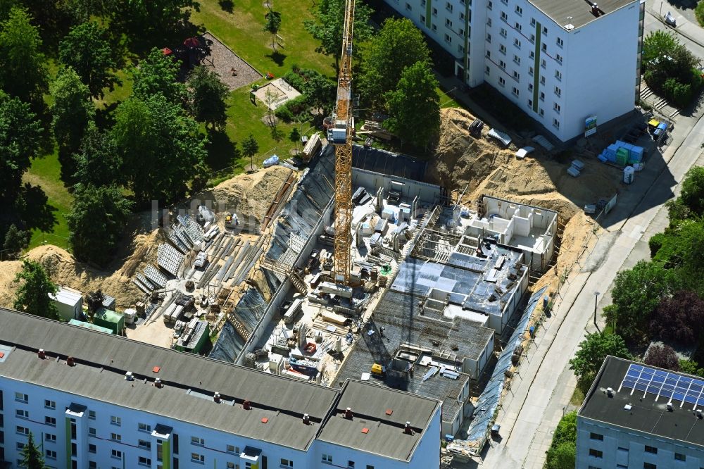 Berlin aus der Vogelperspektive: Baustelle zum Neubau eines Wohnhauses am Feldberger Ring im Ortsteil Kaulsdorf in Berlin, Deutschland