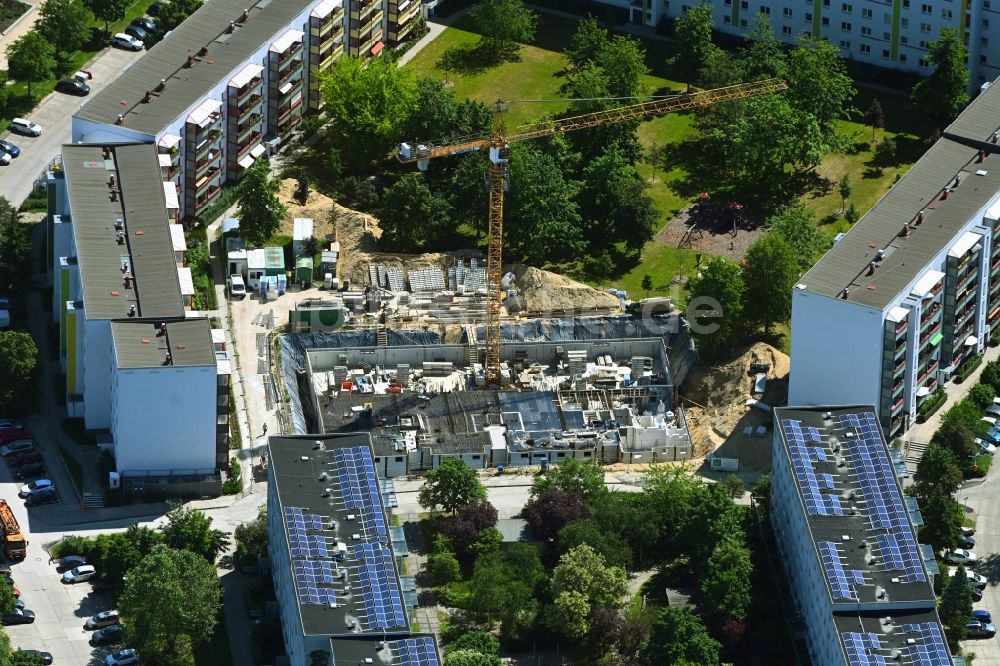 Luftaufnahme Berlin - Baustelle zum Neubau eines Wohnhauses am Feldberger Ring im Ortsteil Kaulsdorf in Berlin, Deutschland