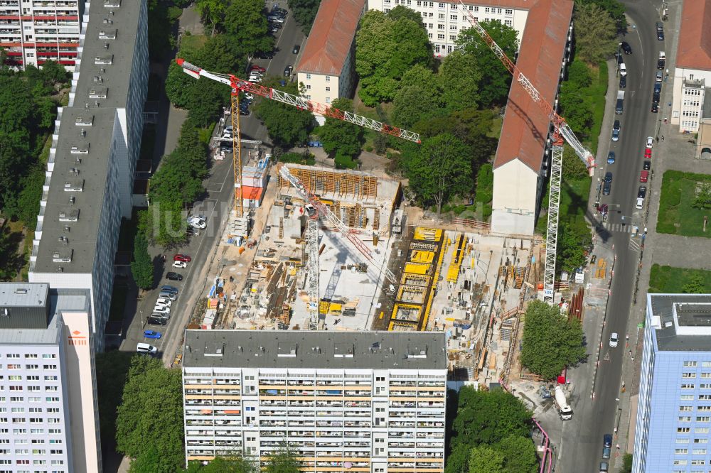 Berlin von oben - Baustelle zum Neubau eines Wohnhauses The Franz Franz-Mehring-Platz in Berlin, Deutschland
