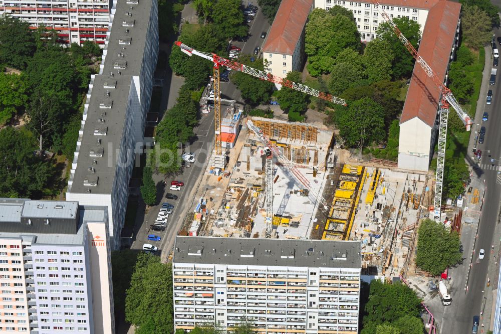 Berlin aus der Vogelperspektive: Baustelle zum Neubau eines Wohnhauses The Franz Franz-Mehring-Platz in Berlin, Deutschland