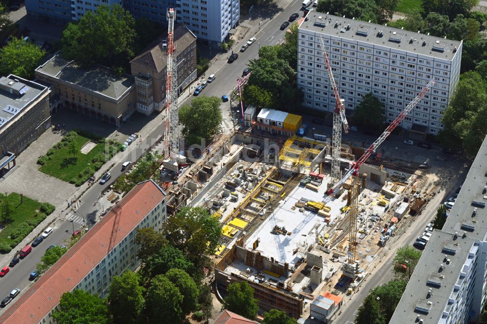 Luftbild Berlin - Baustelle zum Neubau eines Wohnhauses The Franz Franz-Mehring-Platz in Berlin, Deutschland