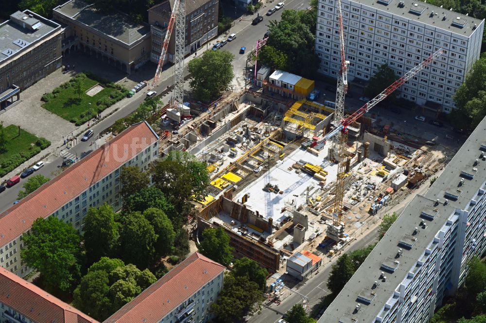 Luftaufnahme Berlin - Baustelle zum Neubau eines Wohnhauses The Franz Franz-Mehring-Platz in Berlin, Deutschland