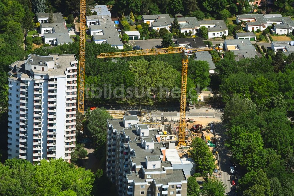 Luftbild Berlin - Baustelle zum Neubau eines Wohnhauses an der Fritz-Erler-Allee Ecke Agnes-Straub-Weg in Berlin, Deutschland