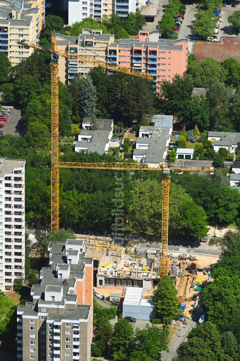Berlin von oben - Baustelle zum Neubau eines Wohnhauses an der Fritz-Erler-Allee Ecke Agnes-Straub-Weg in Berlin, Deutschland
