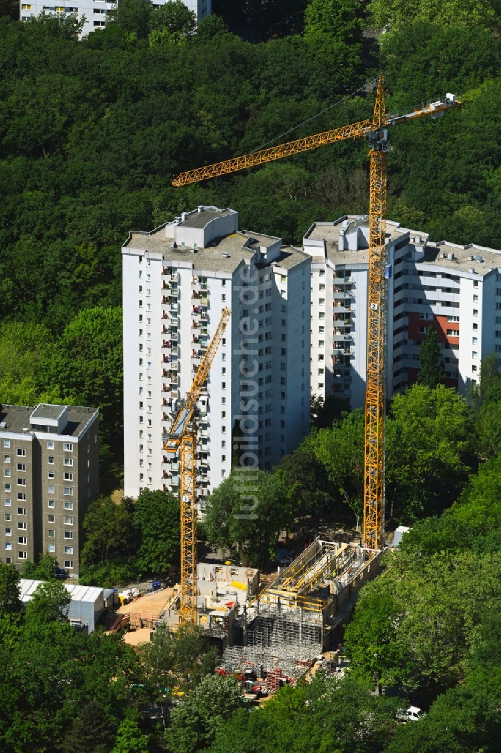 Luftbild Berlin - Baustelle zum Neubau eines Wohnhauses an der Fritz-Erler-Allee Ecke Agnes-Straub-Weg in Berlin, Deutschland