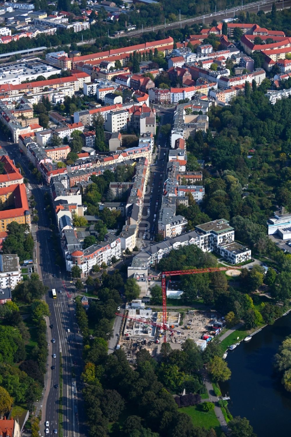 Luftaufnahme Berlin - Baustelle zum Neubau eines Wohnhauses Am Generalshof - Uferweg Alte Spree in Berlin, Deutschland