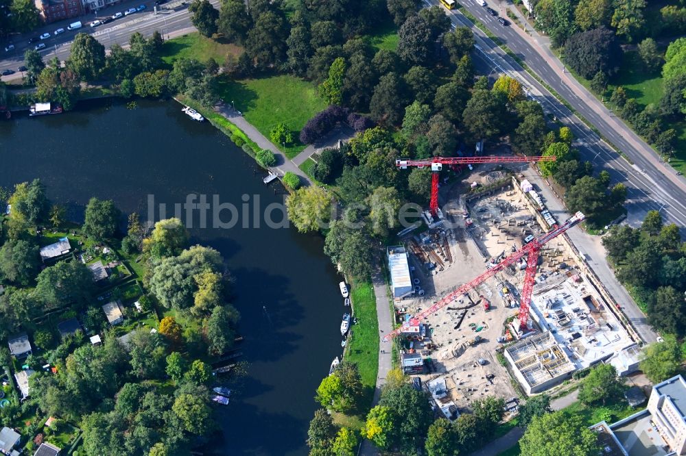 Luftbild Berlin - Baustelle zum Neubau eines Wohnhauses Am Generalshof - Uferweg Alte Spree in Berlin, Deutschland