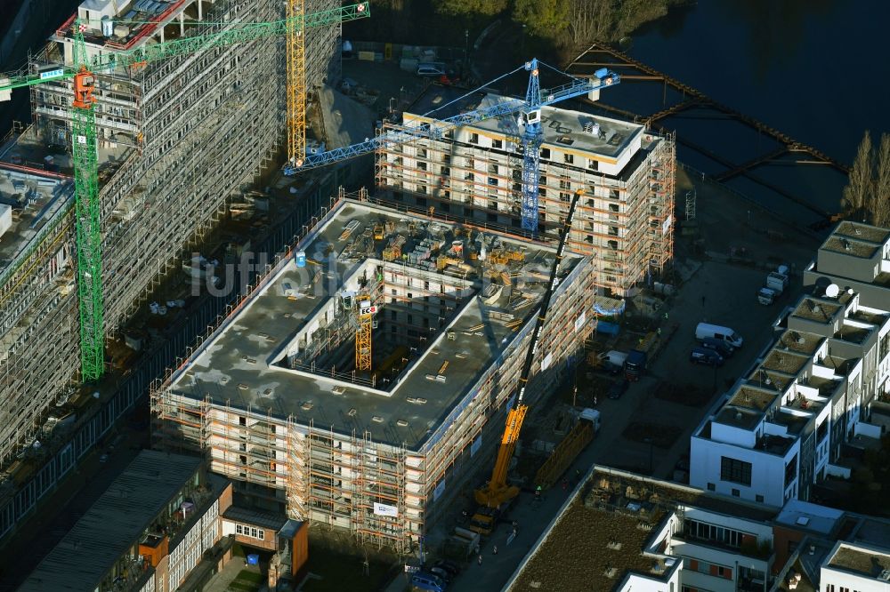 Berlin von oben - Baustelle zum Neubau eines Wohnhauses an der Glasbläserallee im Ortsteil Friedrichshain in Berlin, Deutschland