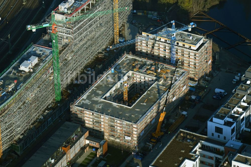 Luftbild Berlin - Baustelle zum Neubau eines Wohnhauses an der Glasbläserallee im Ortsteil Friedrichshain in Berlin, Deutschland