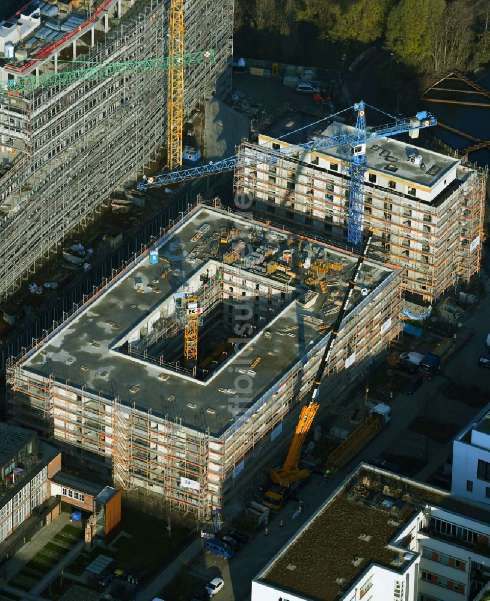 Luftaufnahme Berlin - Baustelle zum Neubau eines Wohnhauses an der Glasbläserallee im Ortsteil Friedrichshain in Berlin, Deutschland