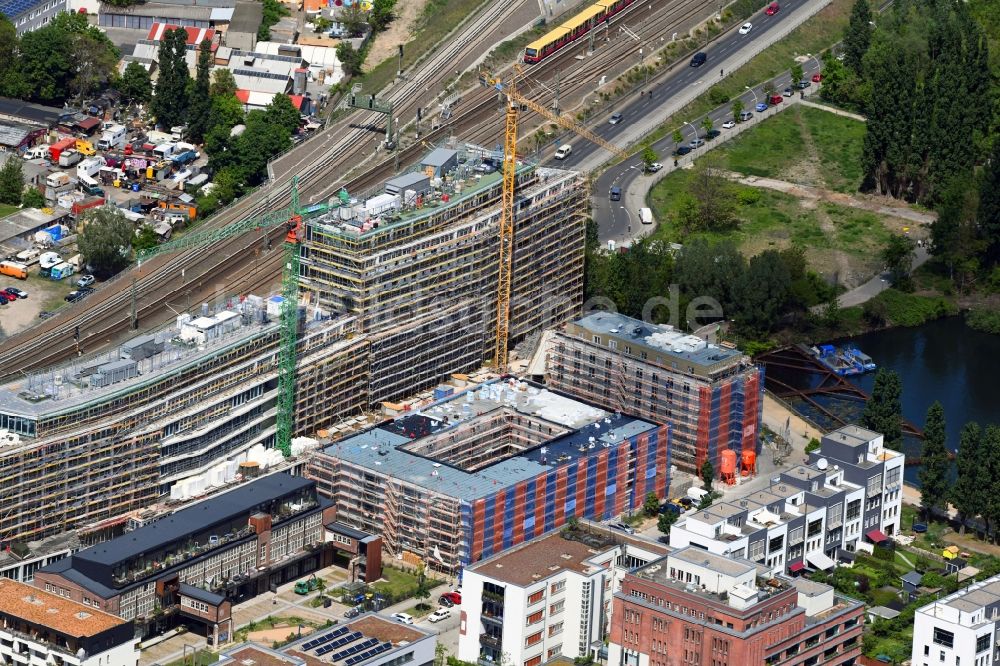 Berlin von oben - Baustelle zum Neubau eines Wohnhauses an der Glasbläserallee im Ortsteil Friedrichshain in Berlin, Deutschland