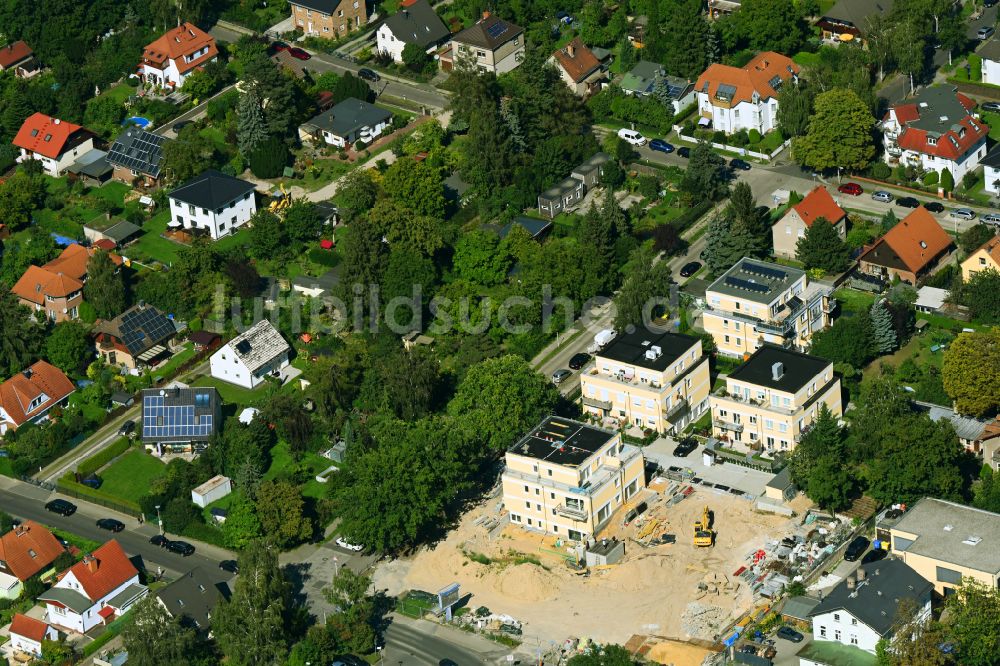 Luftbild Berlin - Baustelle zum Neubau eines Wohnhauses an der Gutenbergstraße - Hertwigswalder Steig in Berlin, Deutschland