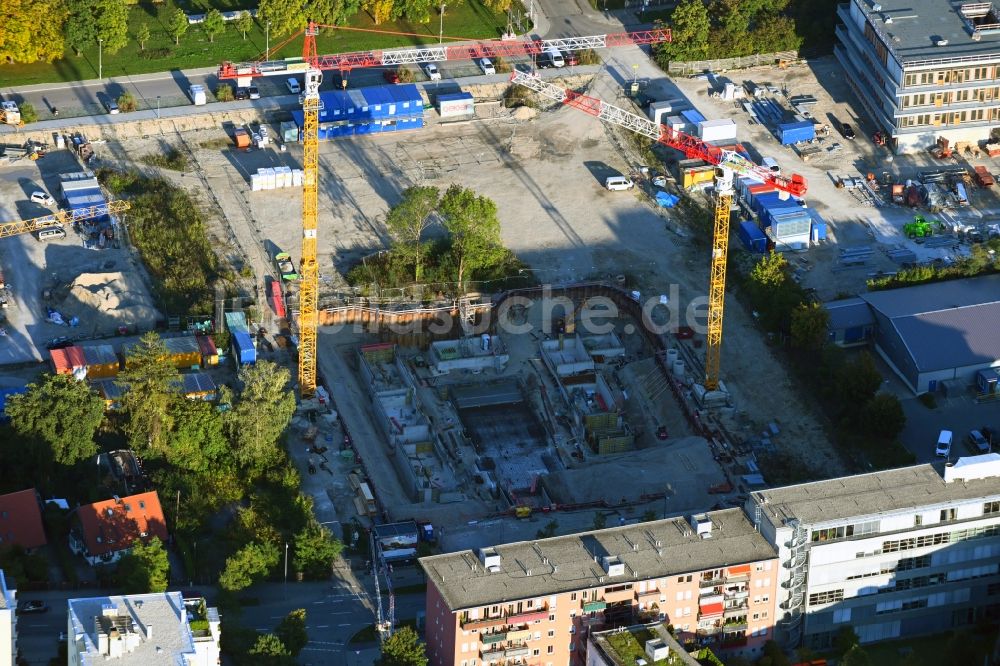 Luftaufnahme München - Baustelle zum Neubau eines Wohnhauses Hanauer Straße - Richthofenstraße im Ortsteil Moosach in München im Bundesland Bayern, Deutschland