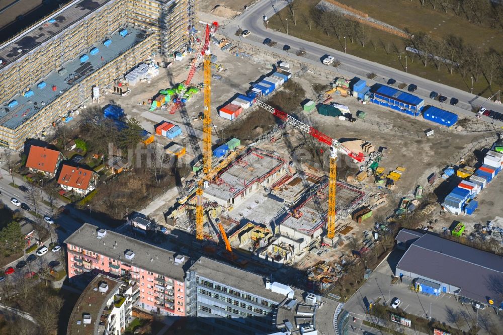 Luftaufnahme München - Baustelle zum Neubau eines Wohnhauses Hanauer Straße - Richthofenstraße im Ortsteil Moosach in München im Bundesland Bayern, Deutschland