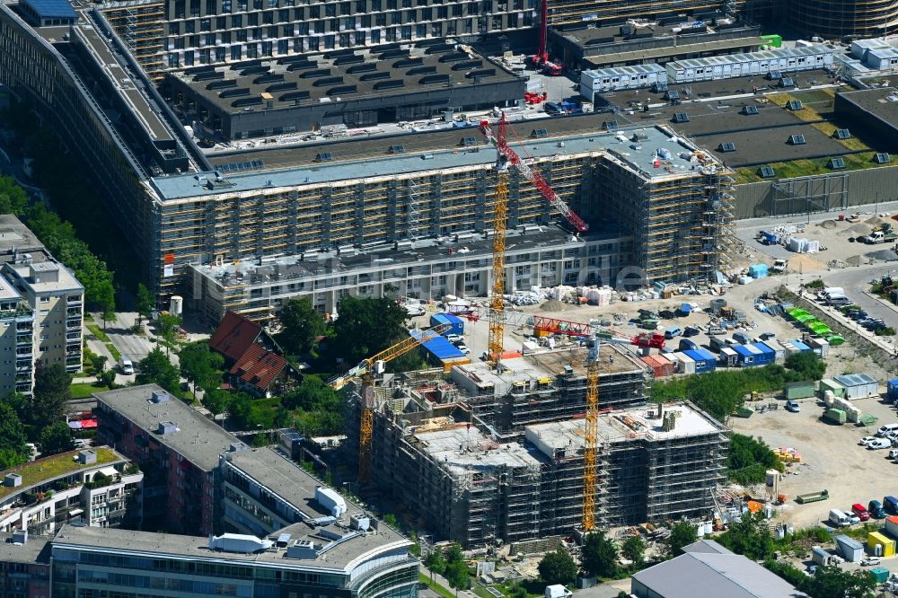 München von oben - Baustelle zum Neubau eines Wohnhauses Hanauer Straße - Richthofenstraße im Ortsteil Moosach in München im Bundesland Bayern, Deutschland