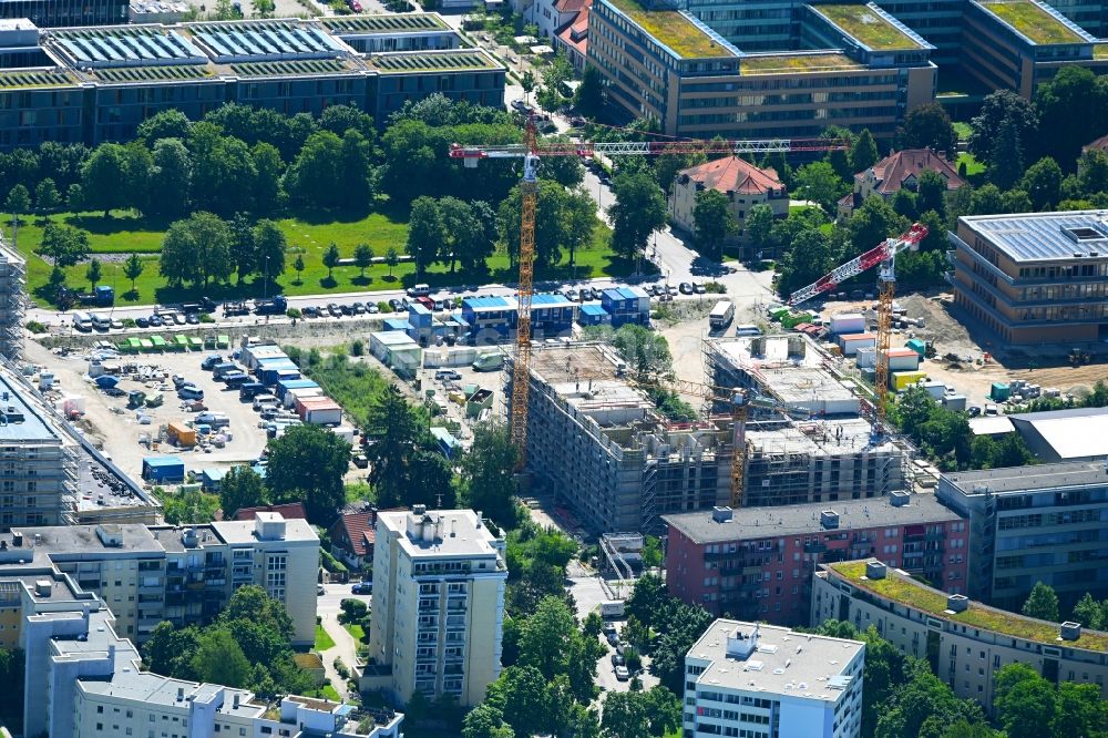 München von oben - Baustelle zum Neubau eines Wohnhauses an der Hanauer Straße - Richthofenstraße im Ortsteil Moosach in München im Bundesland Bayern, Deutschland