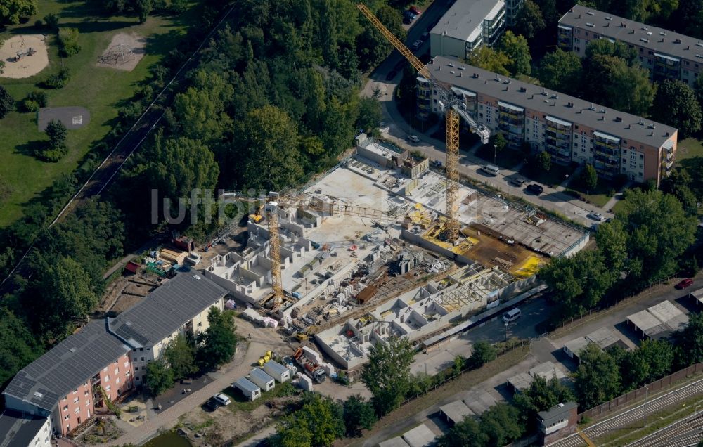 Berlin aus der Vogelperspektive: Baustelle zum Neubau eines Wohnhauses an der Hartriegelstraße - Moosstraße in Berlin, Deutschland