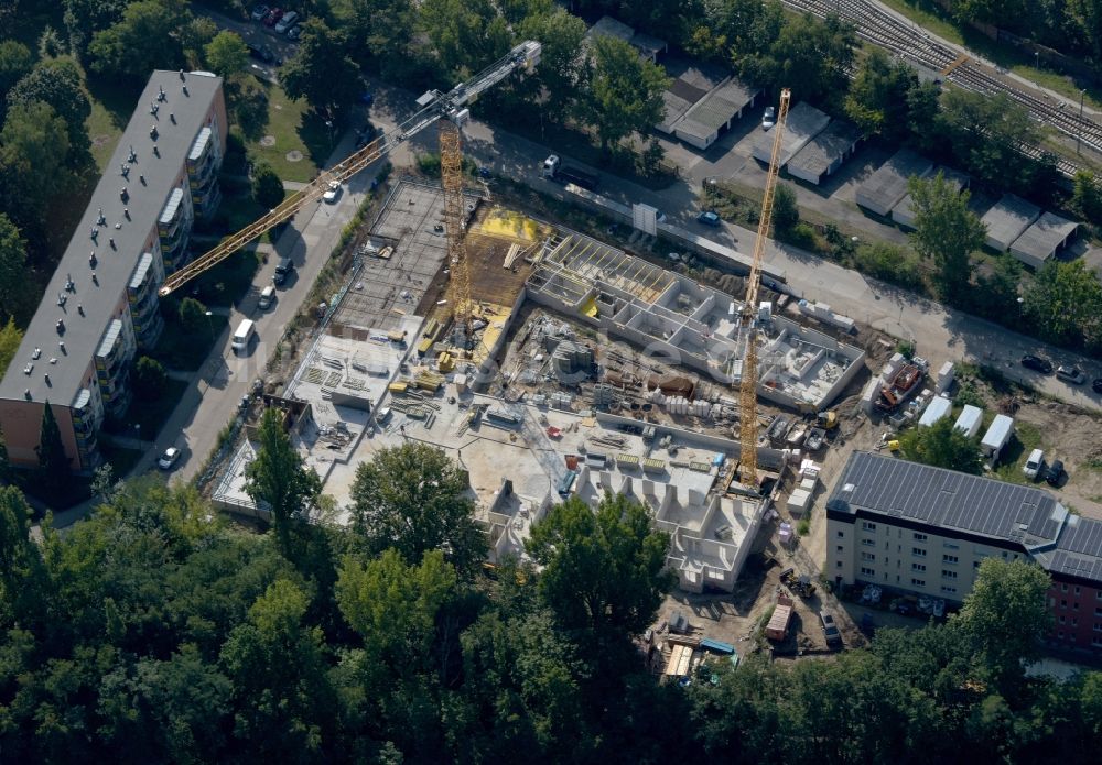 Luftaufnahme Berlin - Baustelle zum Neubau eines Wohnhauses an der Hartriegelstraße - Moosstraße in Berlin, Deutschland