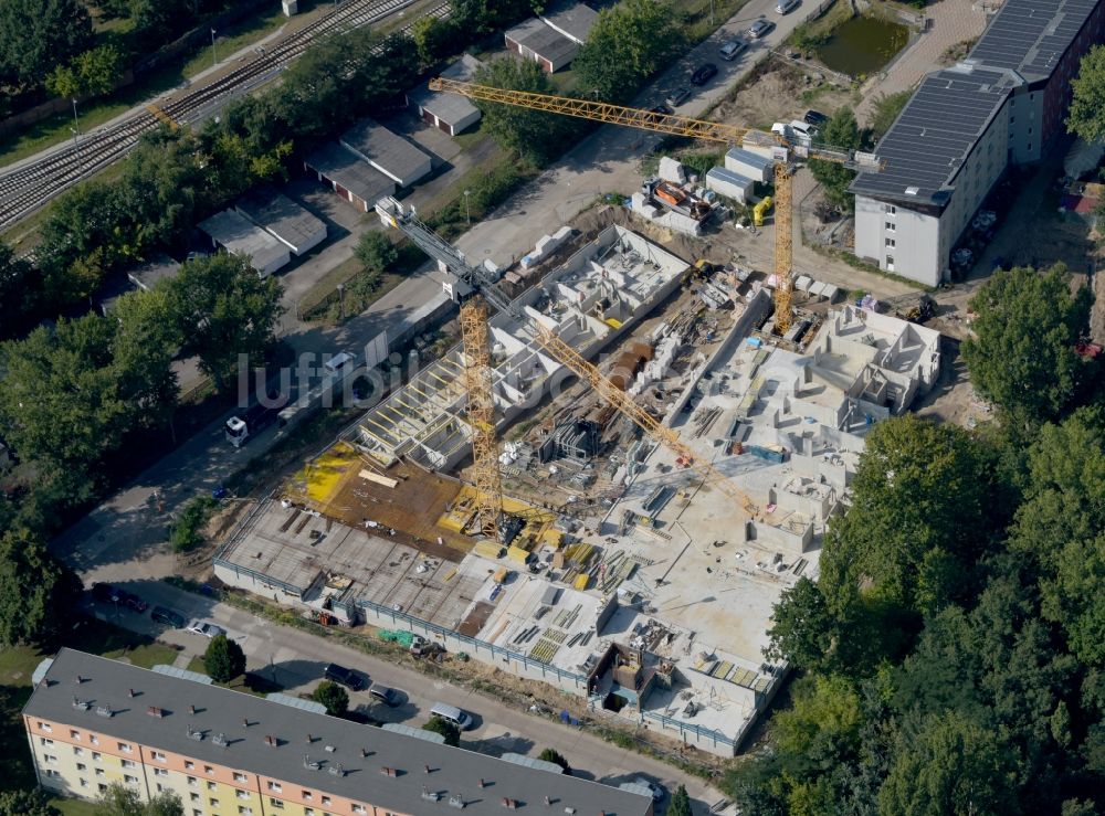 Berlin aus der Vogelperspektive: Baustelle zum Neubau eines Wohnhauses an der Hartriegelstraße - Moosstraße in Berlin, Deutschland