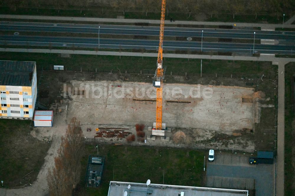 Luftaufnahme Neuruppin - Baustelle zum Neubau eines Wohnhauses an der Heinrich-Rau-Straße in Neuruppin im Bundesland Brandenburg, Deutschland
