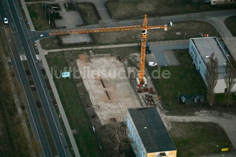 Neuruppin von oben - Baustelle zum Neubau eines Wohnhauses an der Heinrich-Rau-Straße in Neuruppin im Bundesland Brandenburg, Deutschland