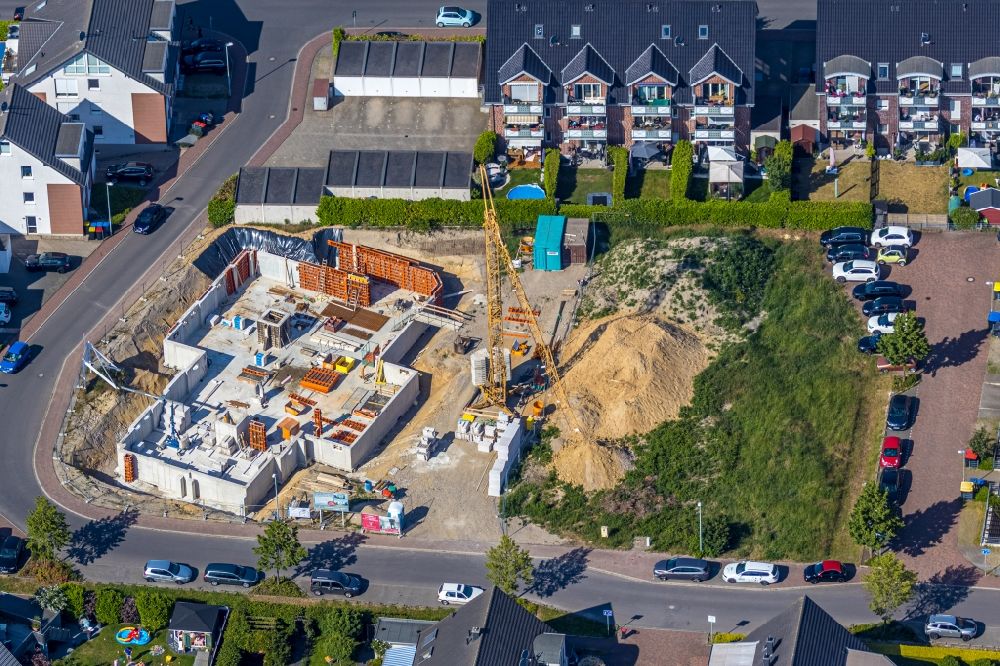 Luftbild Dinslaken - Baustelle zum Neubau eines Wohnhauses am Holzweg in Dinslaken im Bundesland Nordrhein-Westfalen, Deutschland