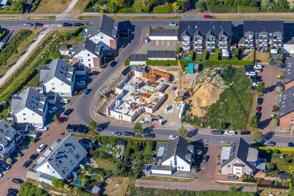 Luftaufnahme Dinslaken - Baustelle zum Neubau eines Wohnhauses am Holzweg in Dinslaken im Bundesland Nordrhein-Westfalen, Deutschland