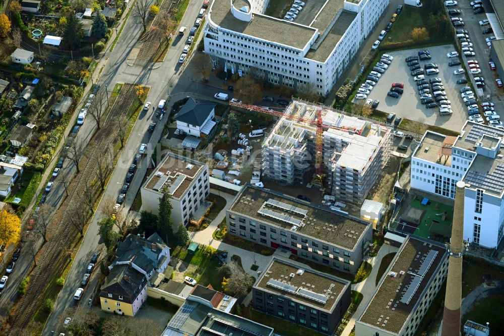 Luftaufnahme Berlin - Baustelle zum Neubau eines Wohnhauses der HoWoGe im Ortsteil Heinersdorf in Berlin, Deutschland
