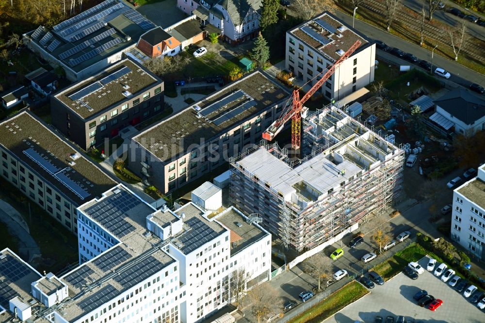 Berlin von oben - Baustelle zum Neubau eines Wohnhauses der HoWoGe im Ortsteil Heinersdorf in Berlin, Deutschland