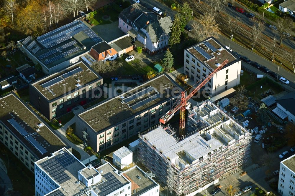 Berlin von oben - Baustelle zum Neubau eines Wohnhauses der HoWoGe im Ortsteil Heinersdorf in Berlin, Deutschland