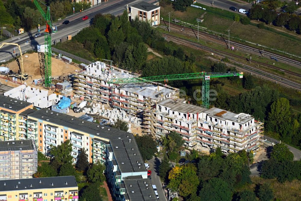 Luftaufnahme Berlin - Baustelle zum Neubau eines Wohnhauses Hoyerswerdaer Straße Ecke Louis-Lewin-Straße im Ortsteil Hellersdorf in Berlin, Deutschland