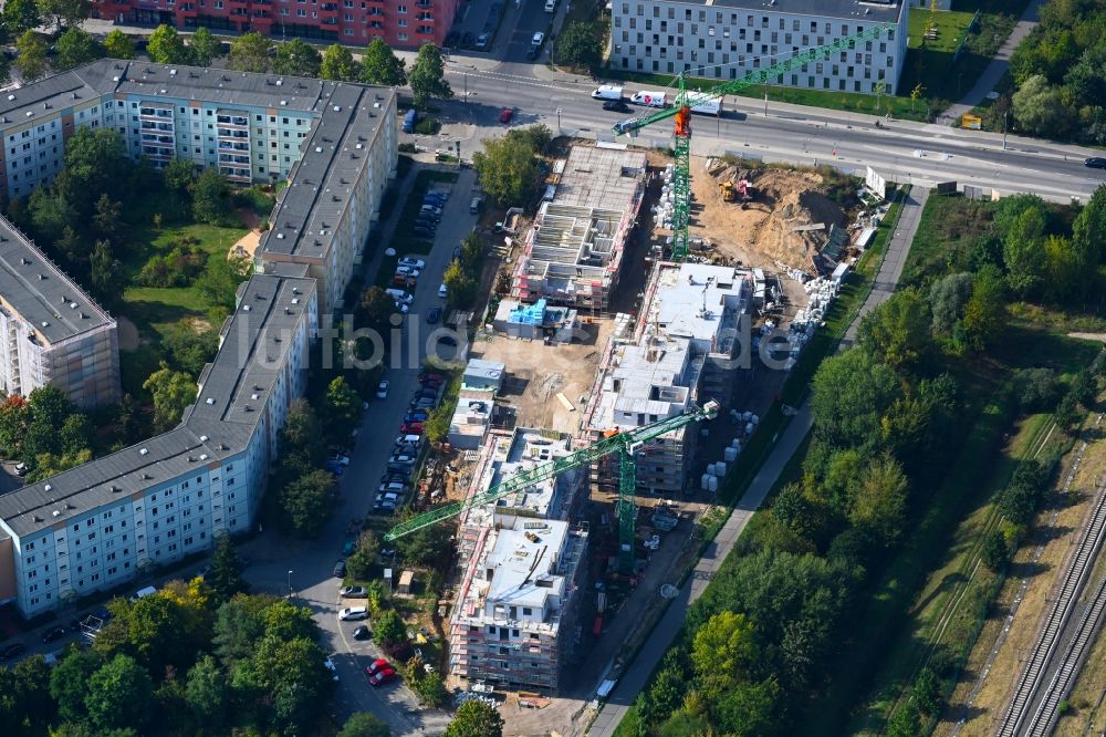 Luftbild Berlin - Baustelle zum Neubau eines Wohnhauses Hoyerswerdaer Straße Ecke Louis-Lewin-Straße im Ortsteil Hellersdorf in Berlin, Deutschland