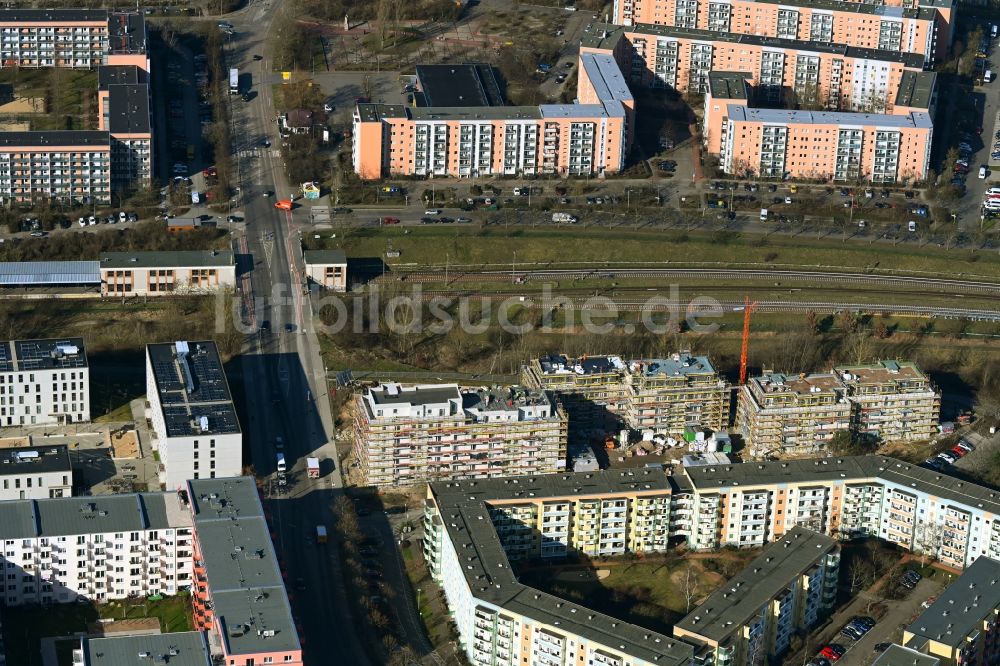 Luftaufnahme Berlin - Baustelle zum Neubau eines Wohnhauses Hoyerswerdaer Straße Ecke Louis-Lewin-Straße im Ortsteil Hellersdorf in Berlin, Deutschland