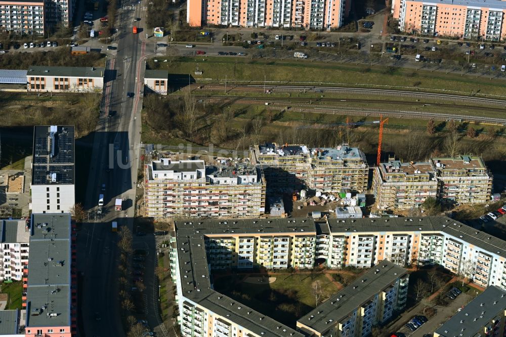 Berlin von oben - Baustelle zum Neubau eines Wohnhauses Hoyerswerdaer Straße Ecke Louis-Lewin-Straße im Ortsteil Hellersdorf in Berlin, Deutschland