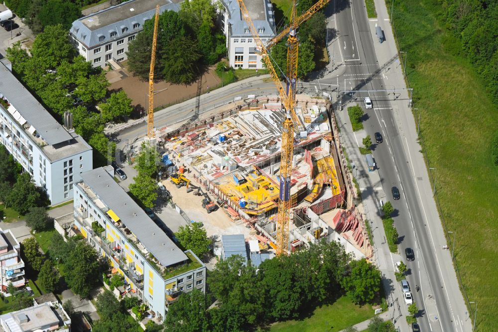 Luftbild München - Baustelle zum Neubau eines Wohnhauses Isarleiten mit Mietwohnungen und Serviced Apartments in München im Bundesland Bayern, Deutschland