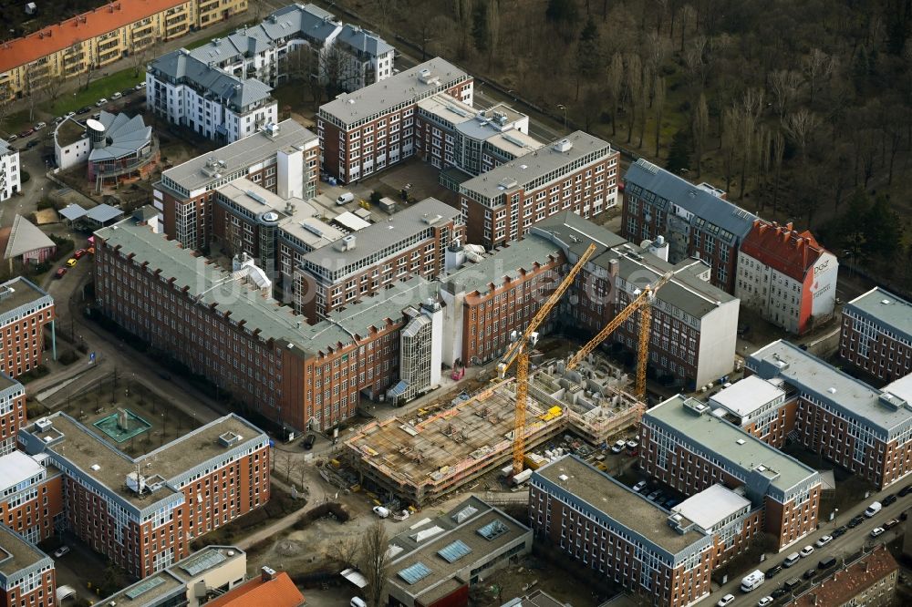 Luftbild Berlin - Baustelle zum Neubau eines Wohnhauses an der Johannes-Itten-Straße - DGZ-Ring im Ortsteil Weißensee in Berlin, Deutschland