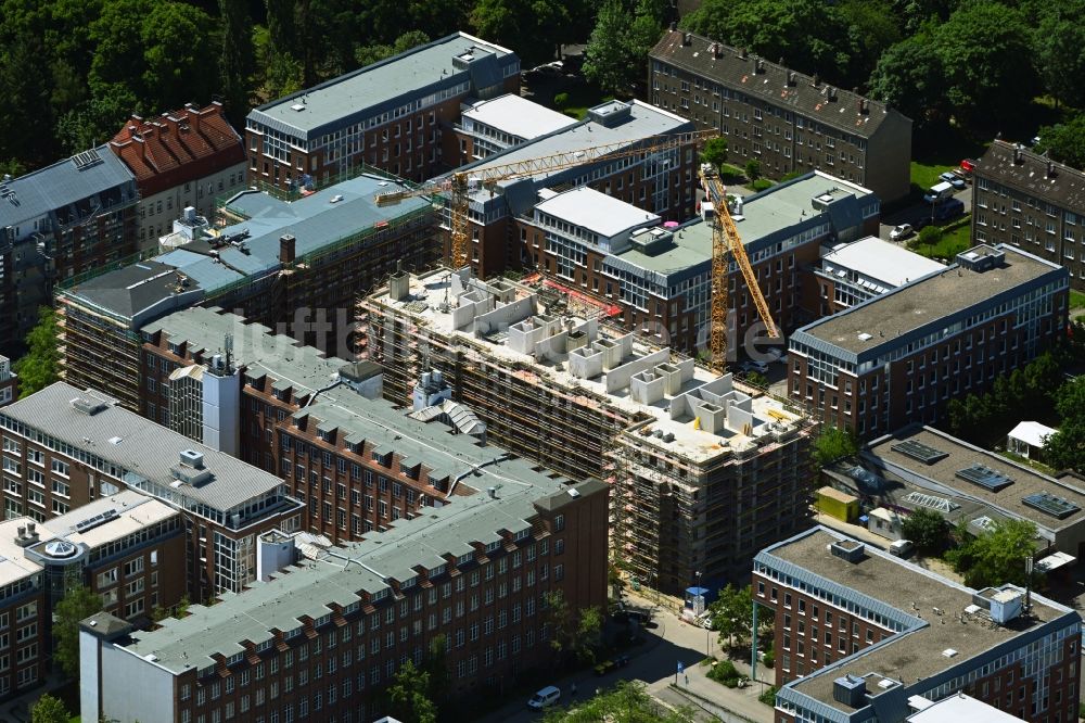 Luftaufnahme Berlin - Baustelle zum Neubau eines Wohnhauses an der Johannes-Itten-Straße - DGZ-Ring im Ortsteil Weißensee in Berlin, Deutschland