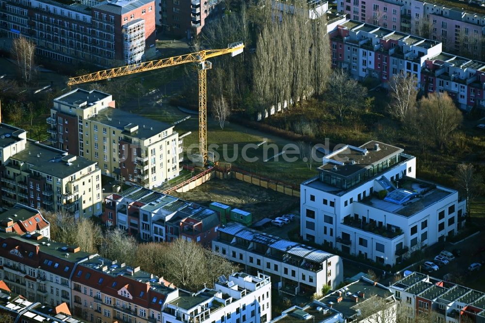 Berlin von oben - Baustelle zum Neubau eines Wohnhauses Jollenseglertraße - Engelwiese im Friedrichshain in Berlin, Deutschland