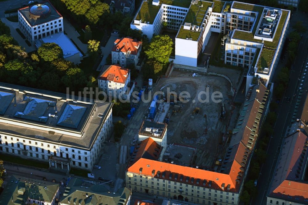 Luftbild München - Baustelle zum Neubau eines Wohnhauses an der Katharina-von-Bora-Straße - Karlstraße im Ortsteil Maxvorstadt in München im Bundesland Bayern, Deutschland