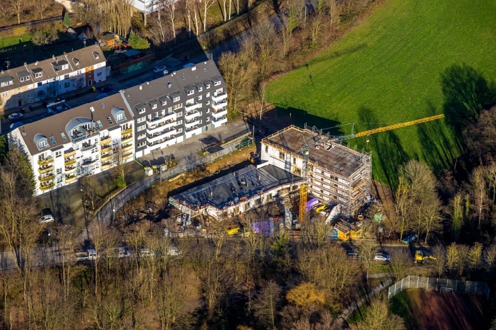 Heiligenhaus von oben - Baustelle zum Neubau eines Wohnhauses an der Kurt-Schumacher-Straße in Heiligenhaus im Bundesland Nordrhein-Westfalen, Deutschland